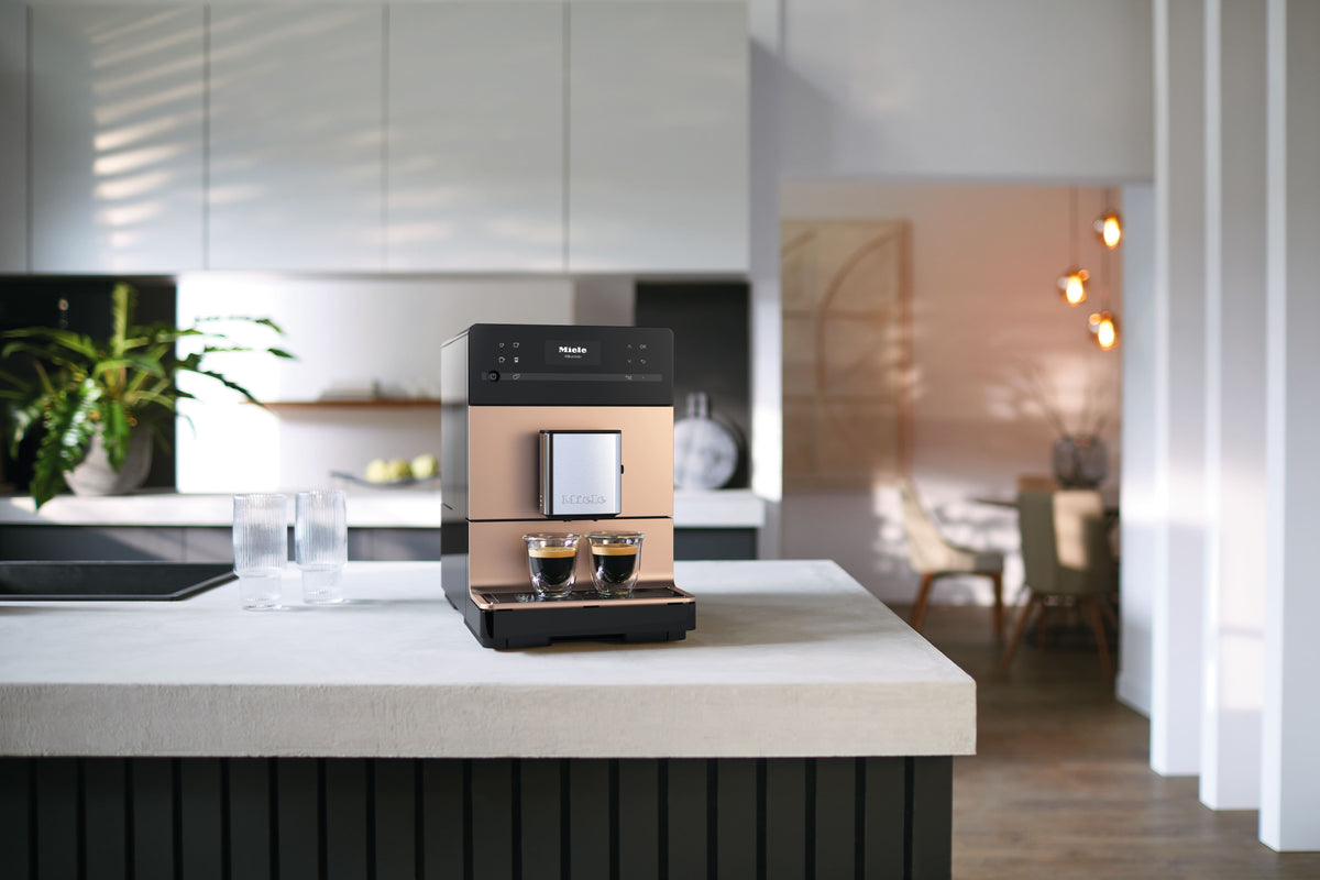 Miele CM5510 Freestanding Coffee Machine in Roségold PearlFinish — Miele CM5510 Freestanding Coffee Machine in Roségold PearlFinish — Miele CM5510 Freestanding Coffee Machine in Roségold PearlFinish — Miele CM5510 Beverage preparation in Roségold Pea