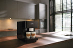 Miele CM6560 Freestanding Coffee Machine in Obsidian black.PF — Miele CM6560 Freestanding Coffee Machine in Obsidian black.PF — Miele CM6560 Freestanding Coffee Machine in Obsidian black.PF — Miele CM6560 Beverage preparation in Obsidian black.PF — I