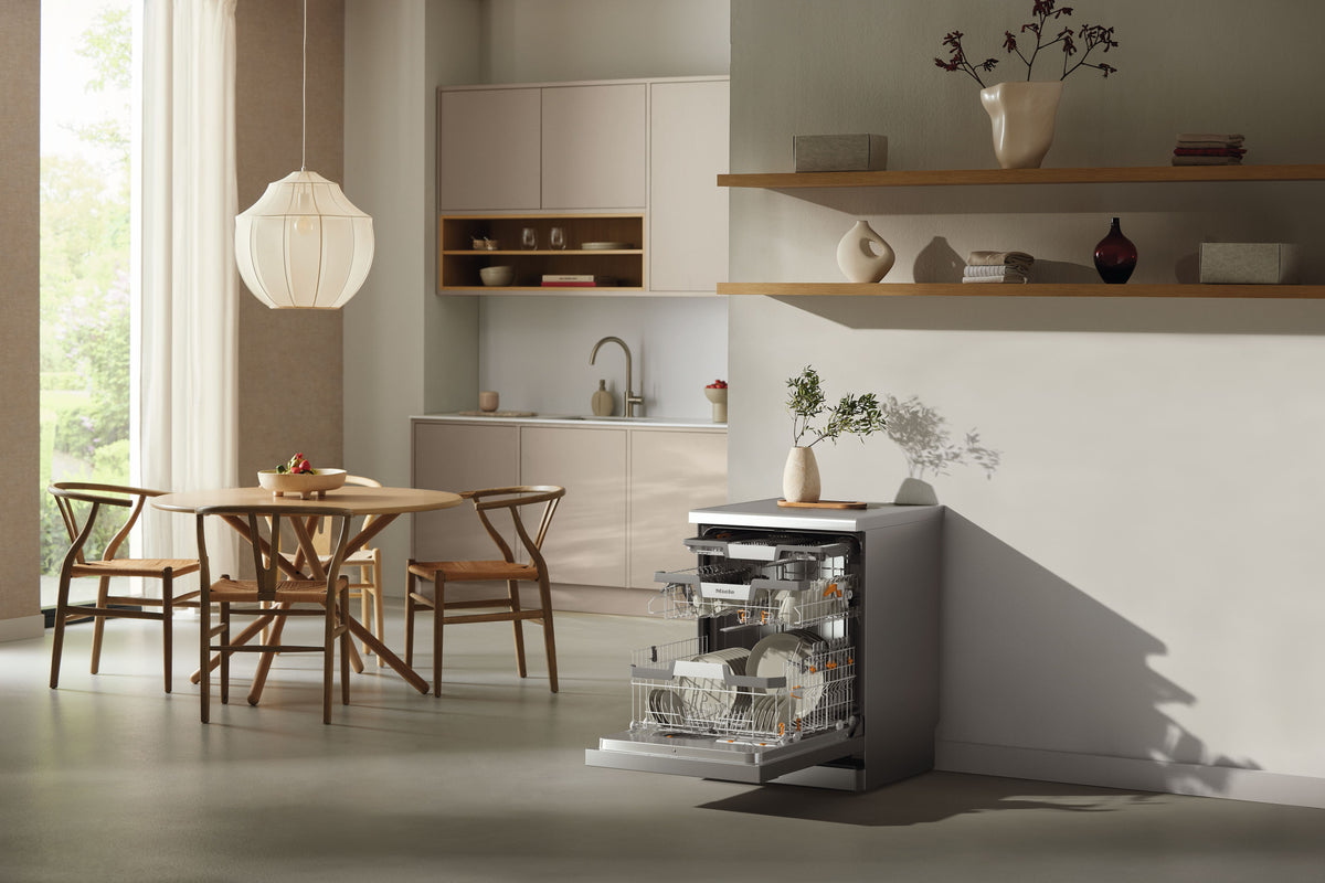 Miele G7040 SC Freestanding Dishwasher in CleanSteel — Miele G7040 SC Freestanding Dishwasher in CleanSteel — Miele G7040 SC Freestanding Dishwasher in CleanSteel — Miele G7040 SC Dishwashers in CleanSteel — In-situ shot