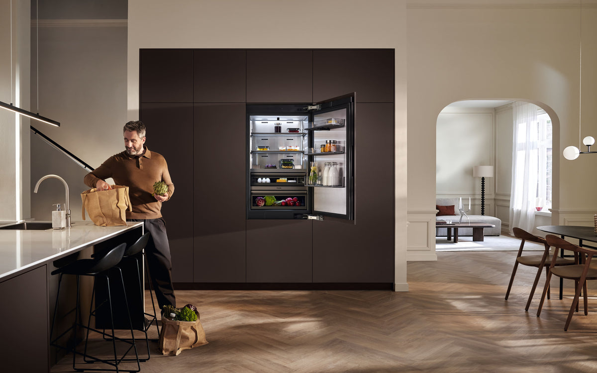 Miele KFMC3834 R Fridge Freezer — Miele KFMC3834 R Fridge Freezer — Miele KFMC3834 R Fridge Freezer — Miele MasterCool fridge-freezer Diamond KFMC 3834 R — In-situ shot