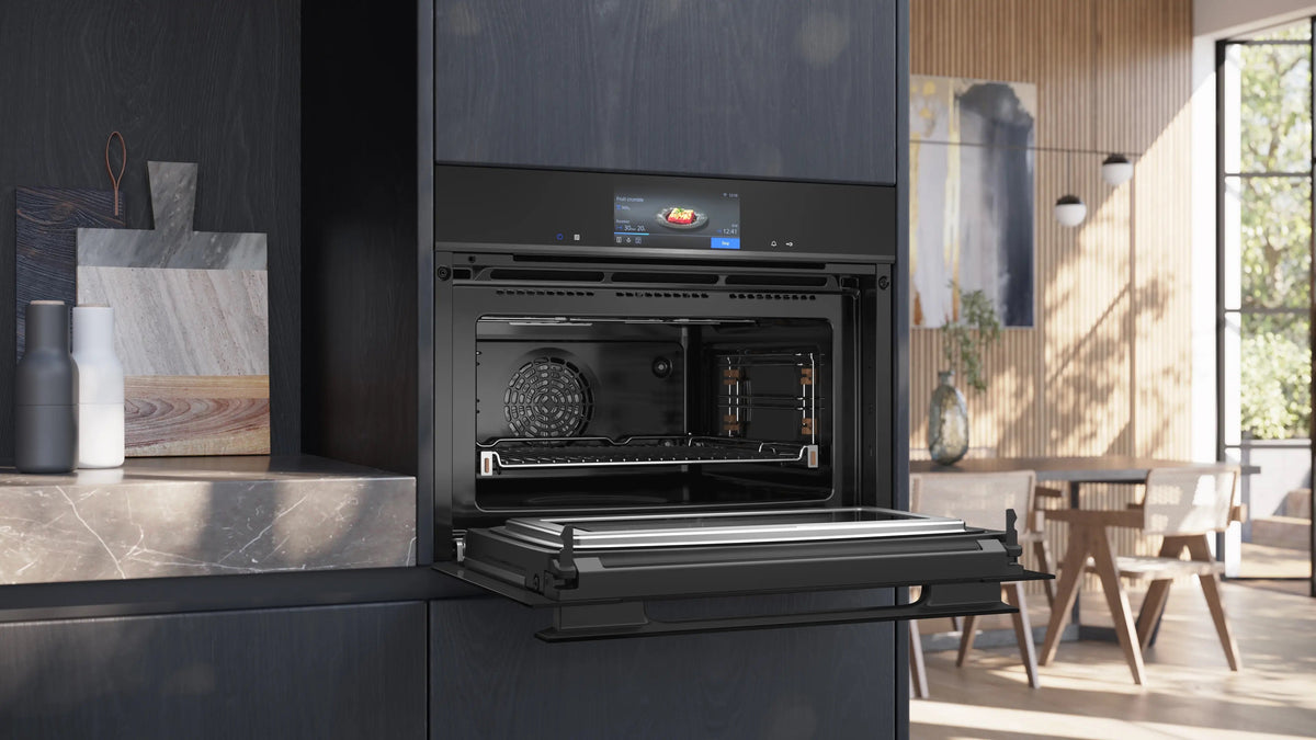 Siemens iQ700 Built-in compact oven with microwave function 60 x 45 cm Black CM978GNB1B