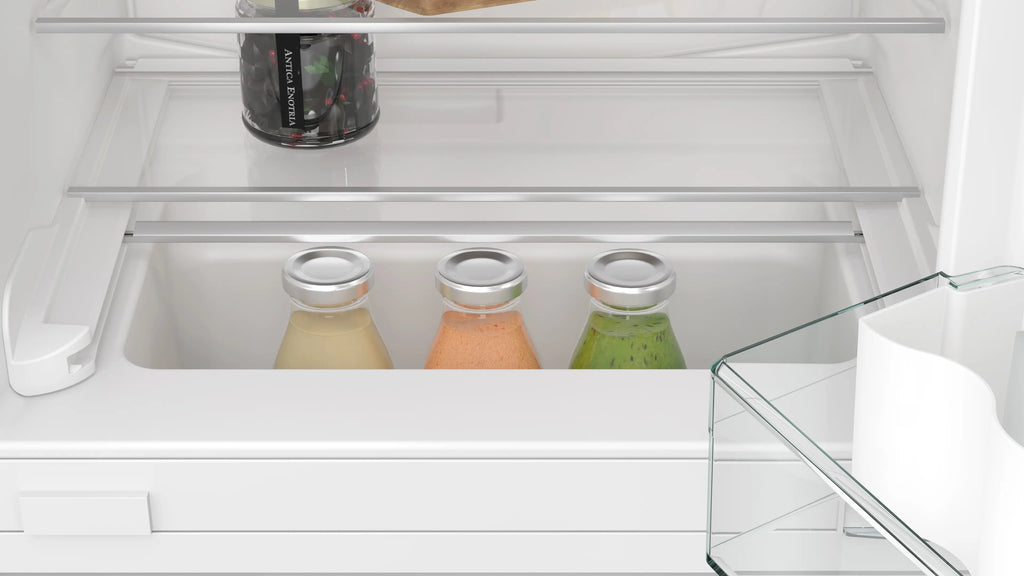 Siemens iQ300 Built-under fridge with freezer section 82 x 59.8 cm flat hinge KU22LVFD0G