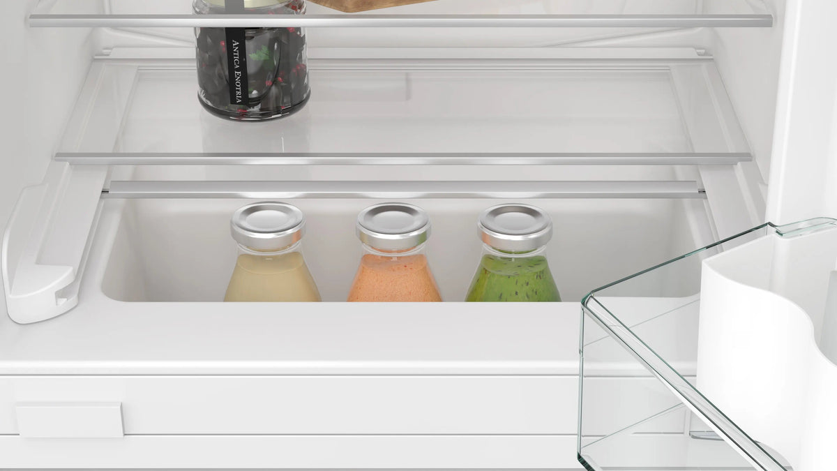 Siemens iQ300 Built-under fridge with freezer section 82 x 59.8 cm flat hinge KU22LVFD0G