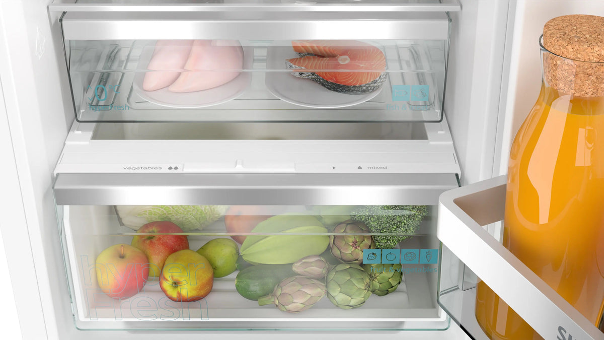 Siemens iQ500 Built-in fridge-freezer with freezer at bottom 177.2 x 55.8 cm soft close flat hinge KI86NADD0