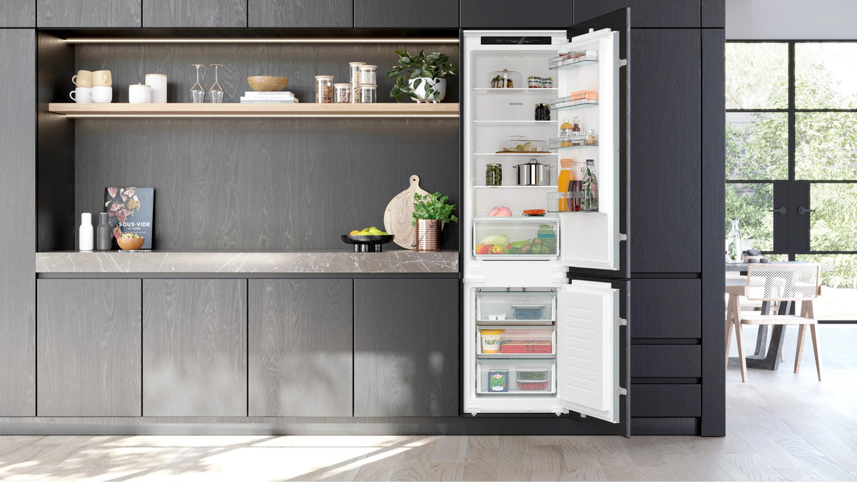 Siemens iQ100 Built-in fridge-freezer with freezer at bottom 193.5 x 54.1 cm sliding hinge KI96NNSE0