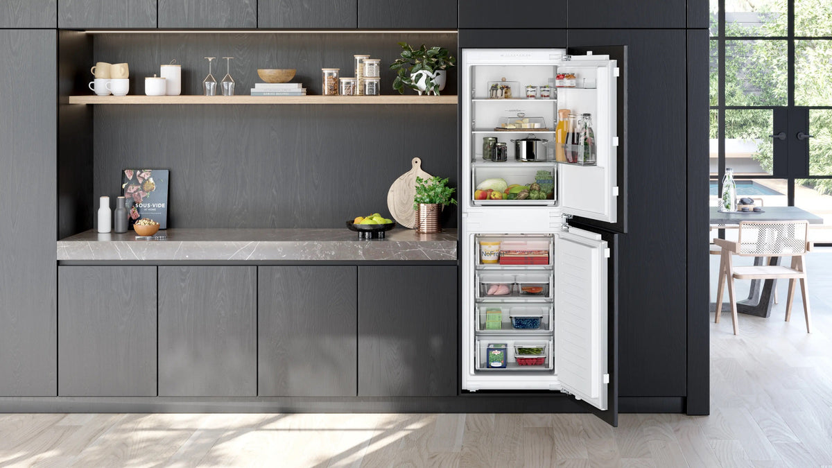 Siemens iQ100 Built-in fridge-freezer with freezer at bottom 177.2 x 54.1 cm flat hinge KI85NNFE0G