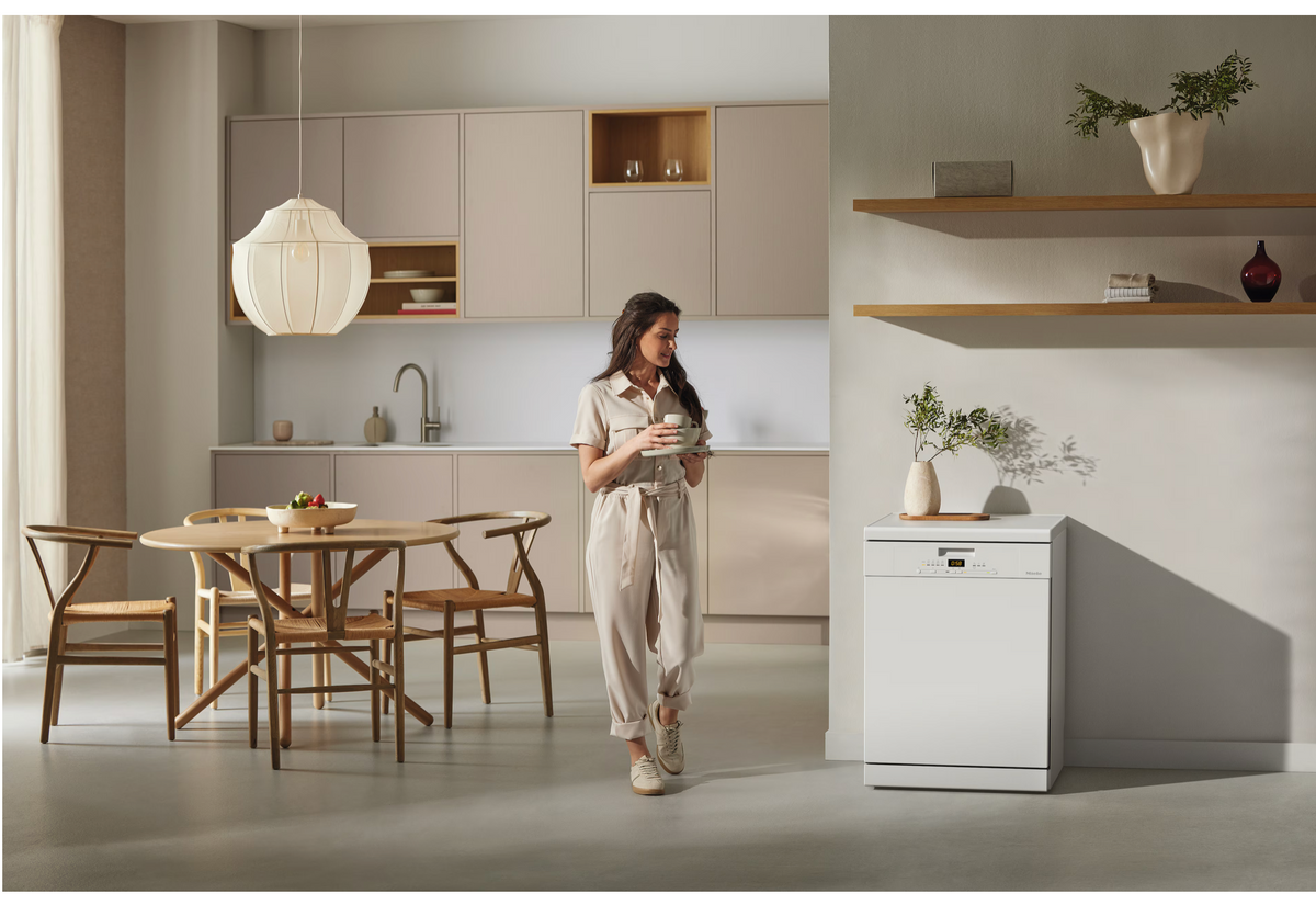 Miele G5611 SC Freestanding Dishwasher in White – image 5